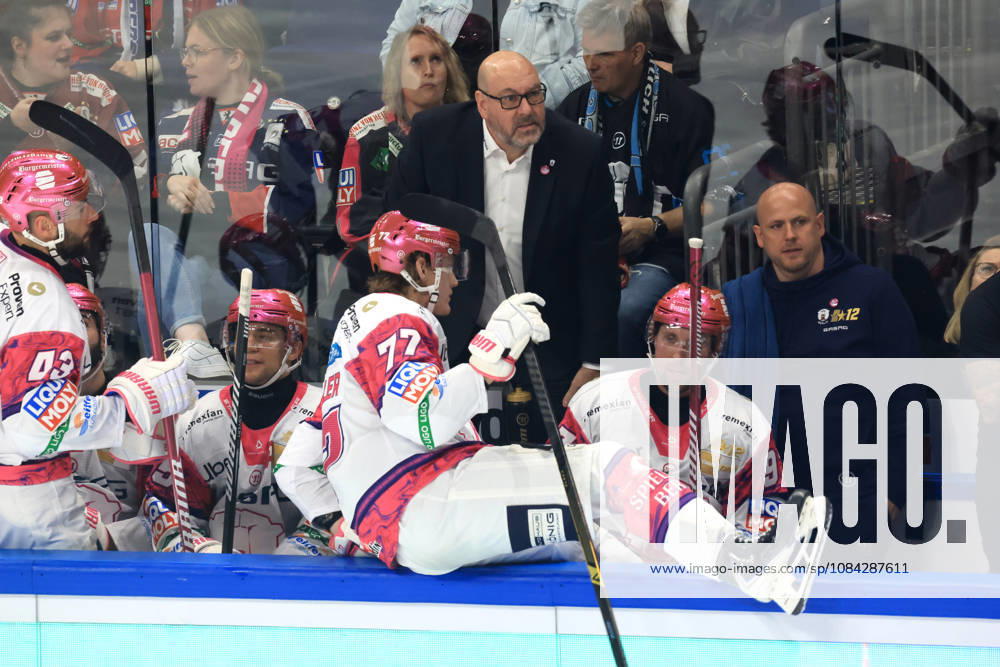 DEU, GER, Eishockey, Spieltag, Saison 2026 27, Berlin, Eisbaeren Berlin vs. Grizzly Wolfsburg Cheftrainer Eric Dubois ( Eisbaeren Berlin ), Eisbareren-Spielerbank nordphoto GmbH Engler Stadt Uber-Arena Bundesland Land