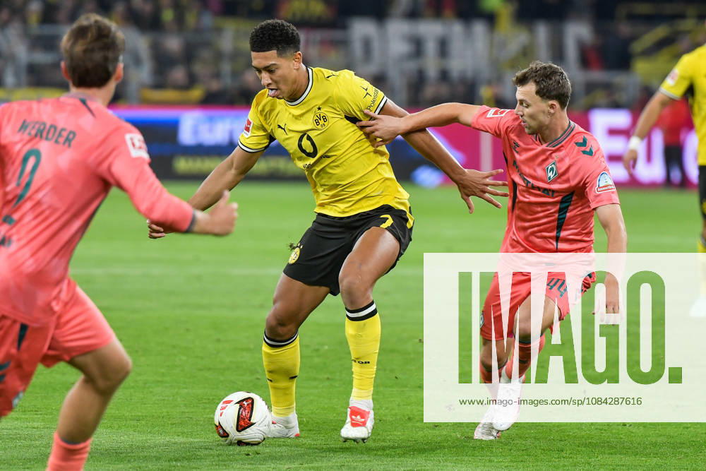 V. li. im Zweikampf Jobe Bellingham (Dortmund 7) Youri Regeer (Bremen 44) 09.10.2026 ¢ Fussball ¢ Borussia Dortmund vs SV Werder Bremen, Signal Iduna Park, Dortmund, DFB DFL REGULATIONS PROHIBIT ANY USE OF PHOTOGRAPHS AS IMAGE SEQUENCES AND OR QUASI-VIDEO NRW Germany