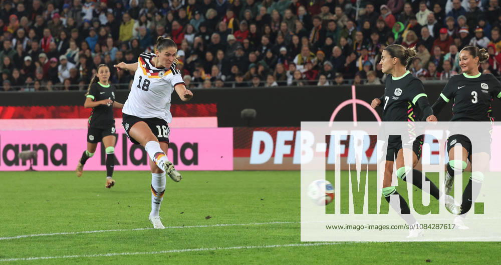 Karlsruhe , Fußball Länderspiel Frauen Deutschland vs. Australien , Tor zum 2 : 0 , links: Tporschützin Melissa Kössler ( GER )