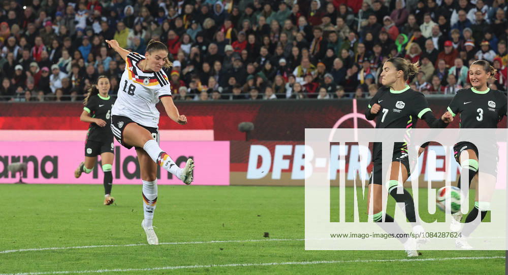 Karlsruhe , Fußball Länderspiel Frauen Deutschland vs. Australien , Tor zum 2 : 0 , links: Tporschützin Melissa Kössler ( GER )