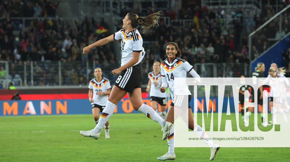 Karlsruhe , Fußball Länderspiel Frauen Deutschland vs. Australien , Jubel Melissa Kössler ( GER ) nach ihrem Tor zum 2 : 0