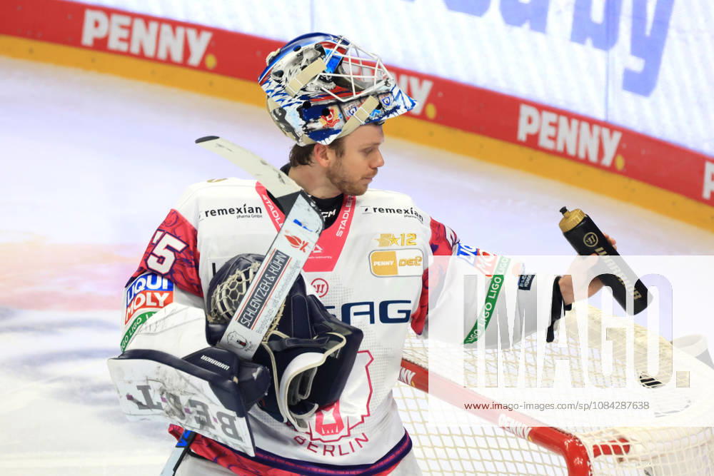 DEU, GER, Eishockey, Spieltag, Saison 2026 27, Berlin, Eisbaeren Berlin vs. Grizzly Wolfsburg Jonas Neffin ( Eisbaeren Berlin 75 ), Freisteller, Helm oben, Trinkflasche nordphoto GmbH Engler Stadt Uber-Arena Bundesland Land