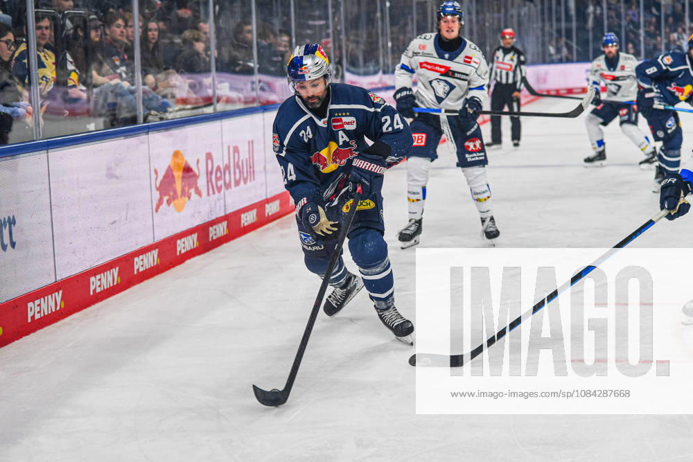 München, Deutschland. PENNY DEL, Deutsche Eishockey Liga, Saison 2026 27, 7. Spieltag: EHC Red Bull München gegen ERC Ingolstadt im SAP Garden in München. Ryan Murphy (EHC Red Bull München) am Puck, mit dem Puck, in Puckbesitz