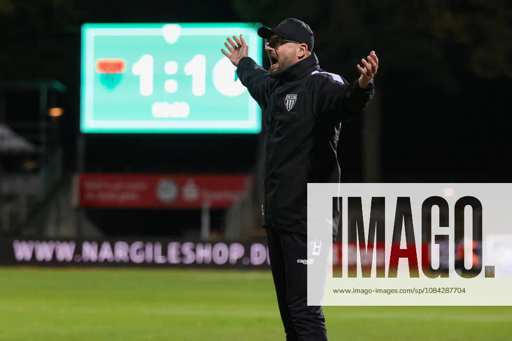 Fußball, Herren, Regionalliga Bayern, Saison 2026 2027, 13. Spieltag: FC Schweinfurt 05 - SC Eltersdorf Trainer Jan Gernlein (FC Schweinfurt 05) bedient, Einzelbild Schweinfurt Riedel-Bau-Arena im Sachs-Stadio Bayern Unterfranken Deutschland