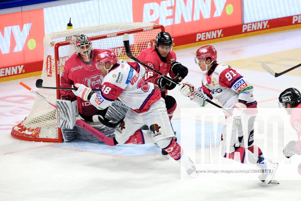 DEU, GER, Eishockey, Spieltag, Saison 2026 27, Berlin, Eisbaeren Berlin vs. Grizzly Wolfsburg Yannick Veilleux ( Eisbaeren Berlin 38 ), Tobias Krestan ( Eisbaeren Berlin 91 ), Dustin Strahlmeier ( Grizzly Wolfsburg 1 ), Tommy Pasanen ( Grizzly Wolfsburg 16 ) nordphoto GmbH Engler Stadt Uber-Arena Bundesland Land