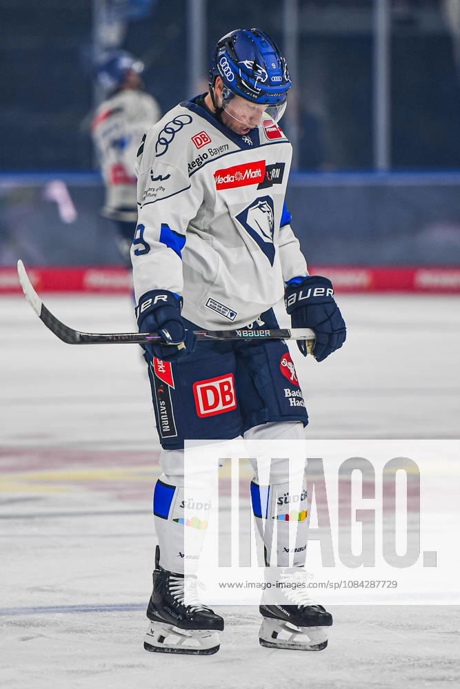 München, Deutschland. PENNY DEL, Deutsche Eishockey Liga, Saison 2026 27, 7. Spieltag: EHC Red Bull München gegen ERC Ingolstadt im SAP Garden in München. Moritz Warnecke (EHC Red Bull München) nachdenklich, ernst, fokussiert