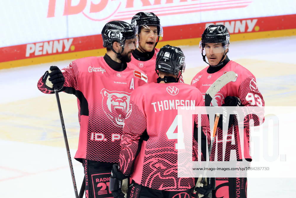 DEU, GER, Eishockey, Spieltag, Saison 2026 27, Berlin, Eisbaeren Berlin vs. Grizzly Wolfsburg Wolfsburger-Spieler-Kreis, Keaton Thompson ( Grizzly Wolfsburg 4 ), Spencer Machacek ( Grizzly Wolfsburg 93 ), Julian Melchiori ( Grizzly Wolfsburg 44 ), nordphoto GmbH Engler Stadt Uber-Arena Bundesland Land