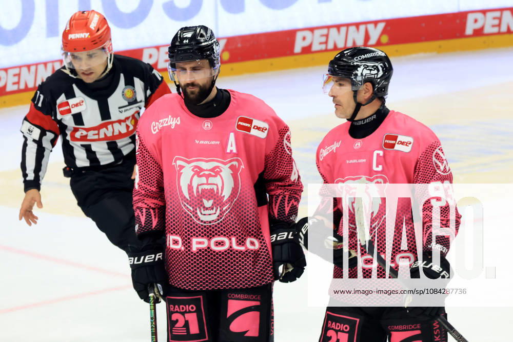 DEU, GER, Eishockey, Spieltag, Saison 2026 27, Berlin, Eisbaeren Berlin vs. Grizzly Wolfsburg Julian Melchiori ( Grizzly Wolfsburg 44 ), Spencer Machacek ( Grizzly Wolfsburg 93 ), reden, diskutieren nordphoto GmbH Engler Stadt Uber-Arena Bundesland Land