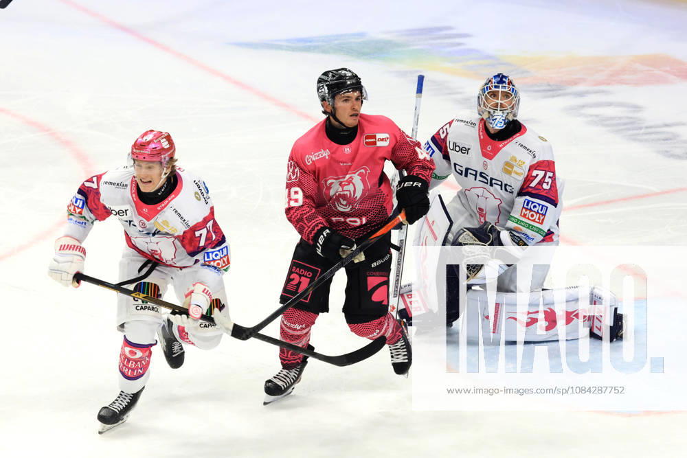 DEU, GER, Eishockey, Spieltag, Saison 2026 27, Berlin, Eisbaeren Berlin vs. Grizzly Wolfsburg Eric Hoerdler ( Eisbaeren Berlin 77 ), Jonas Neffin ( Eisbaeren Berlin 75 ), Bobby Lynch ( Grizzly Wolfsburg 49 ) nordphoto GmbH Engler Stadt Uber-Arena Bundesland Land