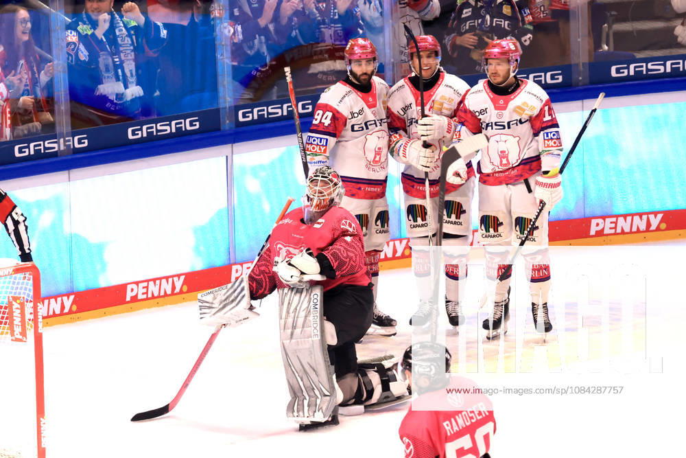DEU, GER, Eishockey, Spieltag, Saison 2026 27, Berlin, Eisbaeren Berlin vs. Grizzly Wolfsburg 1:0 durch Frederik Tiffels ( Eisbaeren Berlin 95 ), Eisbaeren-Spielerkreis, Jubel, jubelt, Freude, Glueck, gluecklich, positive Emotionen, Dustin Strahlmeier ( Grizzly Wolfsburg 1 ) nordphoto GmbH Engler Stadt Uber-Arena Bundesland Land