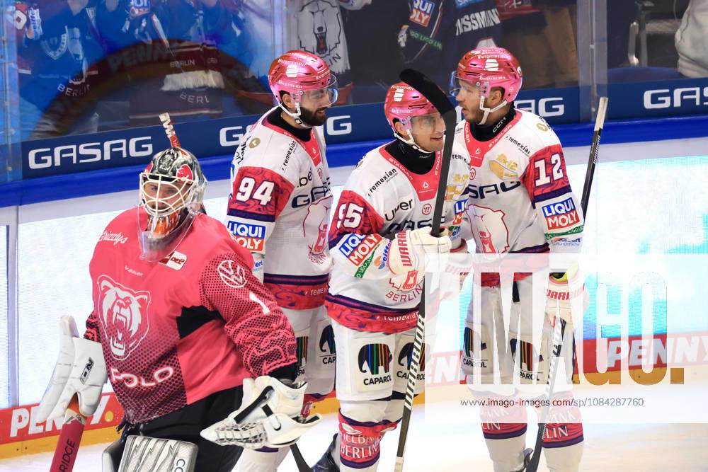 DEU, GER, Eishockey, Spieltag, Saison 2026 27, Berlin, Eisbaeren Berlin vs. Grizzly Wolfsburg 1:0 durch Frederik Tiffels ( Eisbaeren Berlin 95 ), Eisbaeren-Spielerkreis, Jubel, jubelt, Freude, Glueck, gluecklich, positive Emotionen, Dustin Strahlmeier ( Grizzly Wolfsburg 1 ) nordphoto GmbH Engler Stadt Uber-Arena Bundesland Land