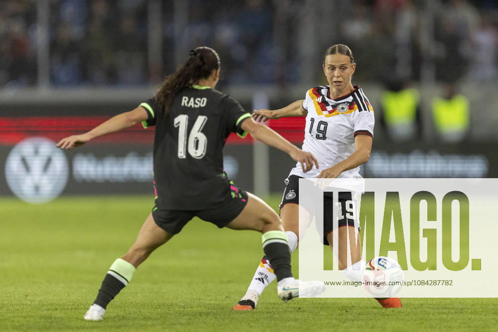 GER, Karlsruhe, football, womens football, International Friendly, Länderspiel, Nationalmannschaft Germany vs. Australia in the picture f.l.: Hayley Raso (Australia 16), Klara Buehl (Germany 19), tackle 09.10.2026, BBBank Wildpark Karlsruhe DFB REGULATIONS PROHIBIT ANY USE OF PHOTOGRAPHS AS IMAGE SEQUENCES AND OR QUASI-VIDEO, Karlsruhe BBBank Wildpark Baden-Wuerttemberg Germany