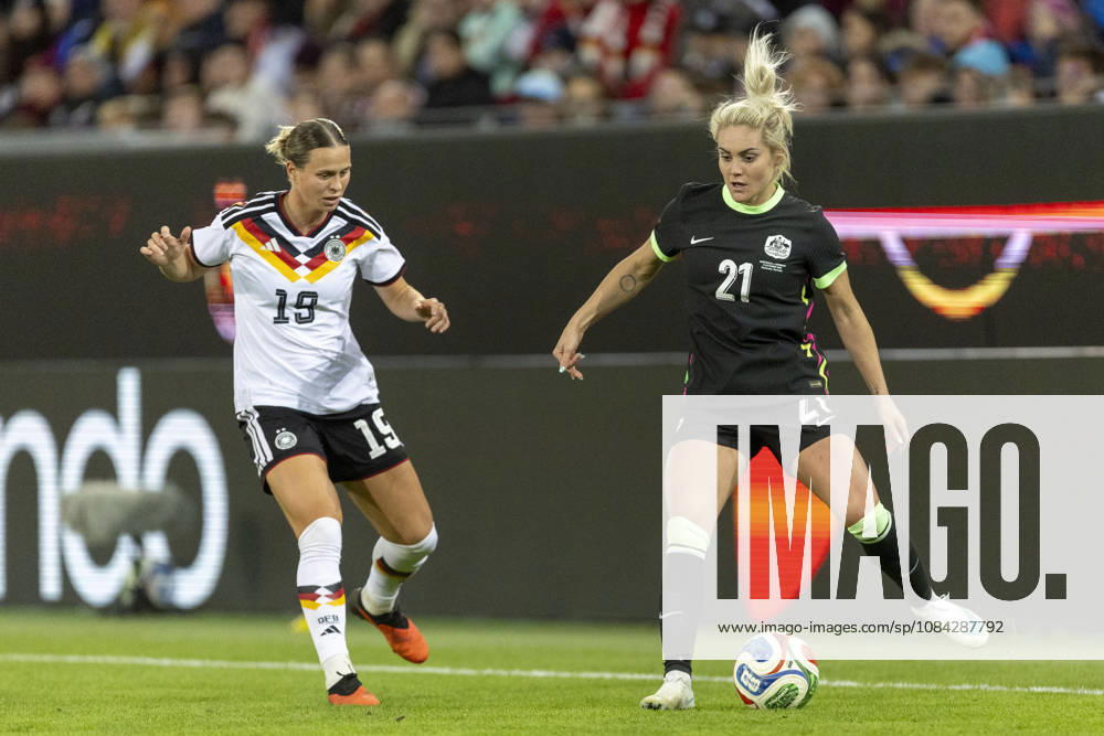 GER, Karlsruhe, football, womens football, International Friendly, Länderspiel, Nationalmannschaft Germany vs. Australia in the picture f.l.: Klara Buehl (Germany 19), Ellie Carpenter (Australia 21), tackle 09.10.2026, BBBank Wildpark Karlsruhe DFB REGULATIONS PROHIBIT ANY USE OF PHOTOGRAPHS AS IMAGE SEQUENCES AND OR QUASI-VIDEO, Karlsruhe BBBank Wildpark Baden-Wuerttemberg Germany