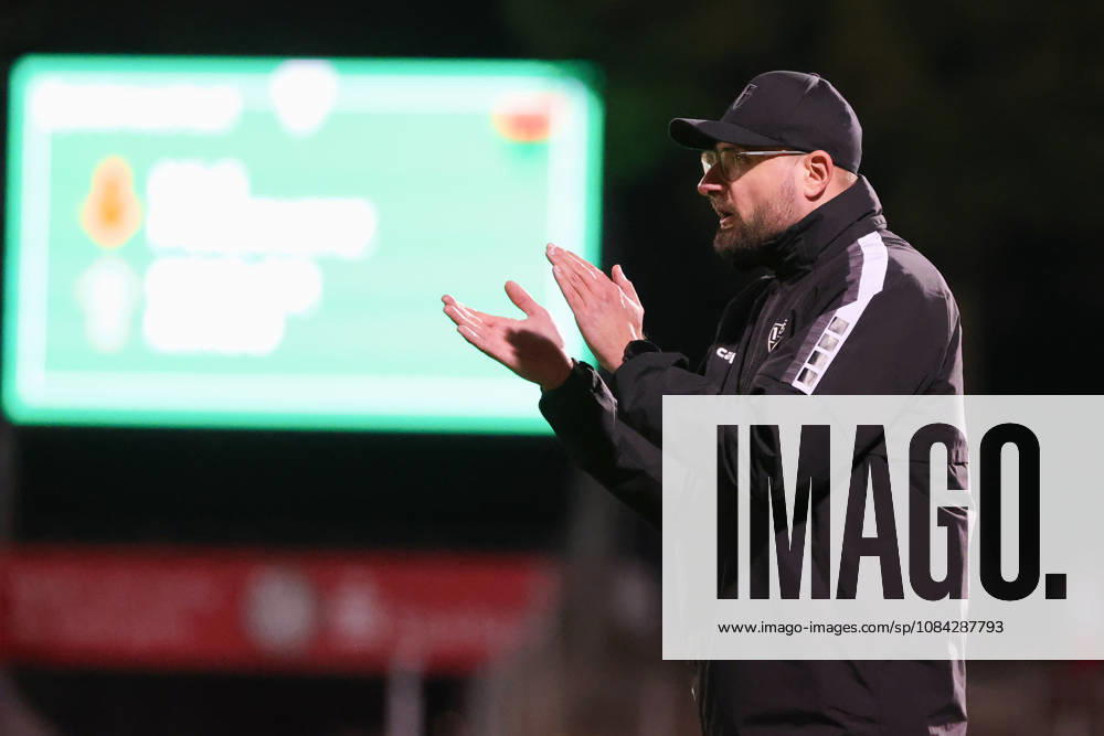 Fußball, Herren, Regionalliga Bayern, Saison 2026 2027, 13. Spieltag: FC Schweinfurt 05 - SC Eltersdorf Trainer Jan Gernlein (FC Schweinfurt 05) feuert an, Einzelbild Schweinfurt Riedel-Bau-Arena im Sachs-Stadio Bayern Unterfranken Deutschland