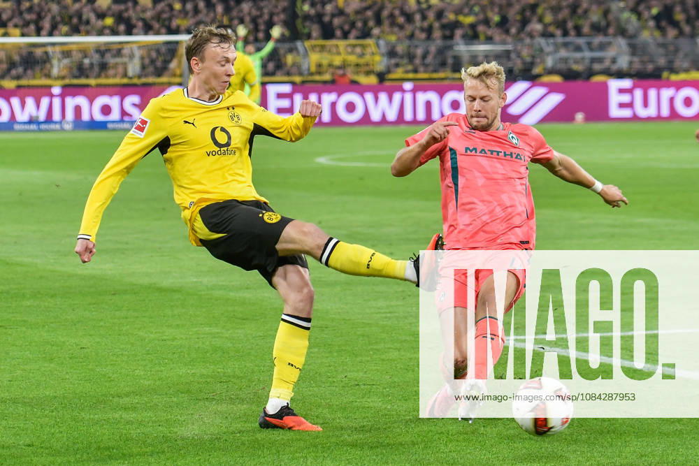 V. li. im Zweikampf Maximilian Beier (Dortmund 14) Marco Grüll Gruell (Bremen 17) 09.10.2026 ¢ Fussball ¢ Borussia Dortmund vs SV Werder Bremen, Signal Iduna Park, Dortmund, DFB DFL REGULATIONS PROHIBIT ANY USE OF PHOTOGRAPHS AS IMAGE SEQUENCES AND OR QUASI-VIDEO NRW Germany