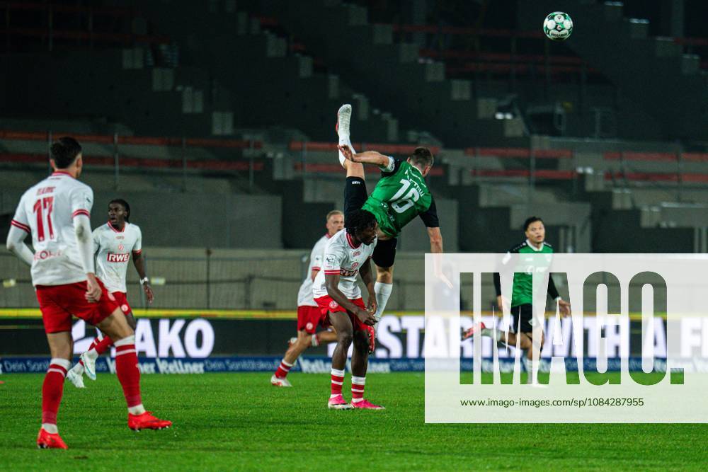 3. Liga, 8. Spieltag, SC Preußen Münster vs. Rot-Weiss Essen im LVM-Preußenstadion. Torge Paetow (Münster) fliegt beim Kopfballduell am Boden WICHTIGER HINWEIS: Gemäß den Vorgaben des DFB und der DFL ist es untersagt, in dem Stadion und oder vom Spiel angefertigte Fotoaufnahmen in Form von Sequenzbildern und oder videoähnlichen Fotostrecken zu verwerten bzw. verwerten zu lassen.