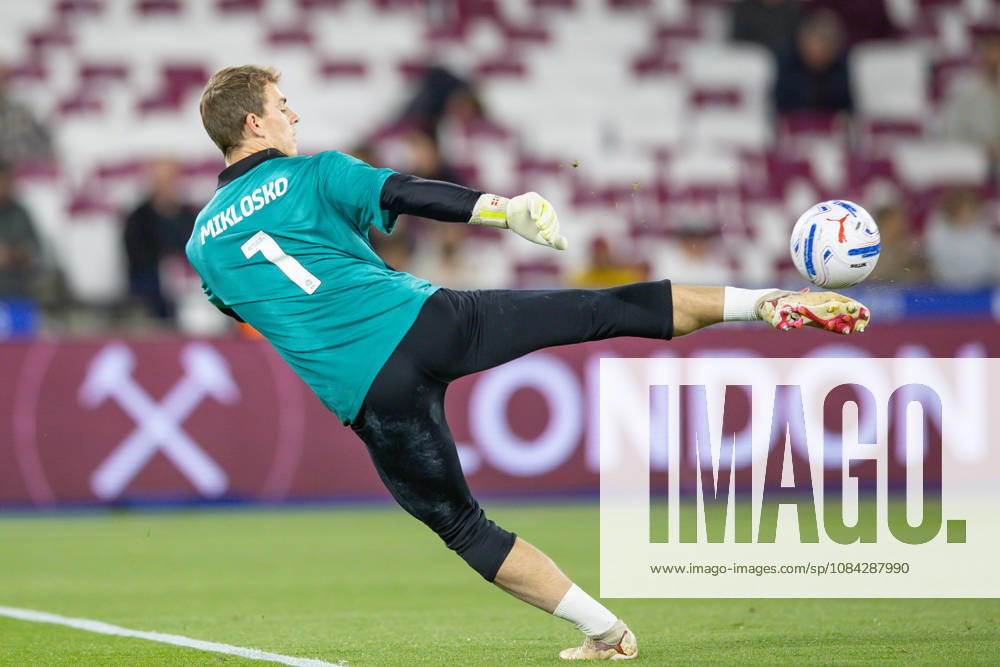 West Ham United v Queens Park Rangers, EFL Sky Bet Championship, EFL, Football, London Stadium, London, UK - 09 Oct 2026 Mads Hermansen of West Ham United wears a shirt in tribute to Ex West Ham Goalkeeper Ludek Miklosko during the pre-match warm up London London Stadium Stratford GBR, UK NEWSPAPERS OUT
