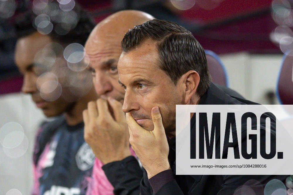 West Ham United v Queens Park Rangers, EFL Sky Bet Championship, EFL, Football, London Stadium, London, UK - 09 Oct 2026 Queens Park Rangers Head Coach Julien Stephan London London Stadium Stratford GBR, UK NEWSPAPERS OUT