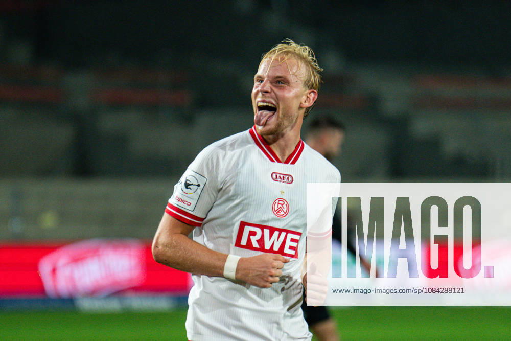 3. Liga, 8. Spieltag, SC Preußen Münster vs. Rot-Weiss Essen im LVM-Preußenstadion. Tor zum 2:2 und hier im Jubel Ben Hüning (Essen) WICHTIGER HINWEIS: Gemäß den Vorgaben des DFB und der DFL ist es untersagt, in dem Stadion und oder vom Spiel angefertigte Fotoaufnahmen in Form von Sequenzbildern und oder videoähnlichen Fotostrecken zu verwerten bzw. verwerten zu lassen.
