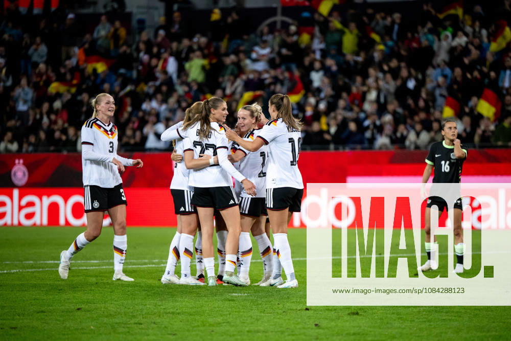 GER, Fussball, Frauen, Länderspiel, Karlsruhe, Deutschland vs. Australien Camilla Küver ( Deutschland, 3 ), Jule Brand ( Deutschland, 22 ), Franziska Kett ( Deutschland, 17 ), Melissa Kössler ( Deutschland. 18 ) jubeln über das Tor zum 1:0 Karlsruhe BBBank Wildpark Baden-Württemberg Deutschland