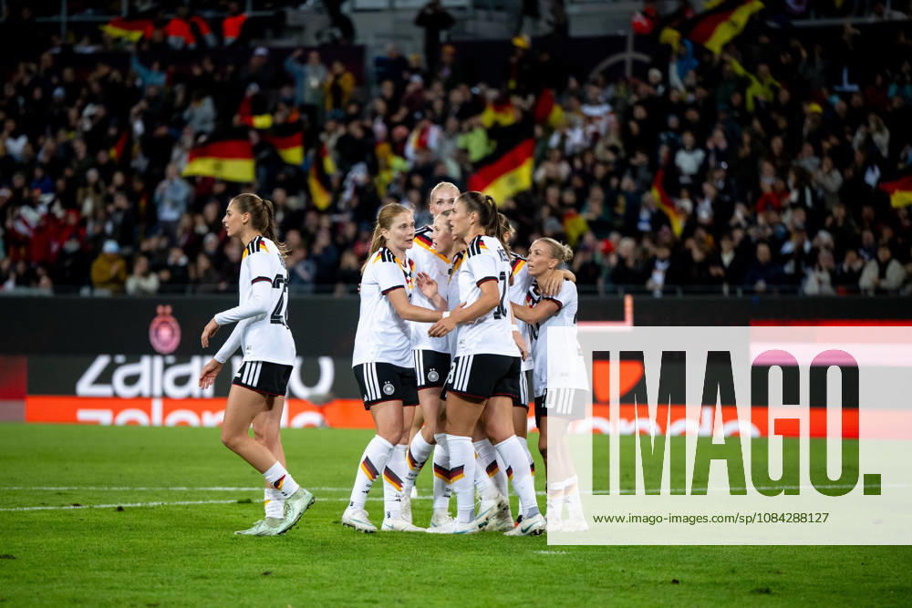 GER, Fussball, Frauen, Länderspiel, Karlsruhe, Deutschland vs. Australien Jule Brand ( Deutschland, 22 ), Sjoeke Nüsken ( Deutschland, 9 ), Franziska Kett ( Deutschland, 17 ), Melissa Kössler ( Deutschland. 18 ), Elisa Senß ( Deutschland, 20 ) jubeln über das Tor zum 1:0 Karlsruhe BBBank Wildpark Baden-Württemberg Deutschland