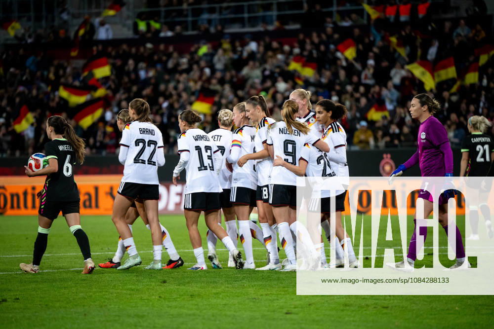 GER, Fussball, Frauen, Länderspiel, Karlsruhe, Deutschland vs. Australien Jule Brand ( Deutschland, 22 ), Carlotta Wamser ( Deutschland, 13 ), Franziska Kett ( Deutschland, 17 ), Melissa Kössler ( Deutschland. 18 ), Janina Minge ( Deutschland, 5 ), Sjoeke Nüsken ( Deutschland, 9 ), Cora Zicai ( Deutschland, 14 ) und Team jubeln über das Tor zum 1:0 Karlsruhe BBBank Wildpark Baden-Württemberg Deutschland