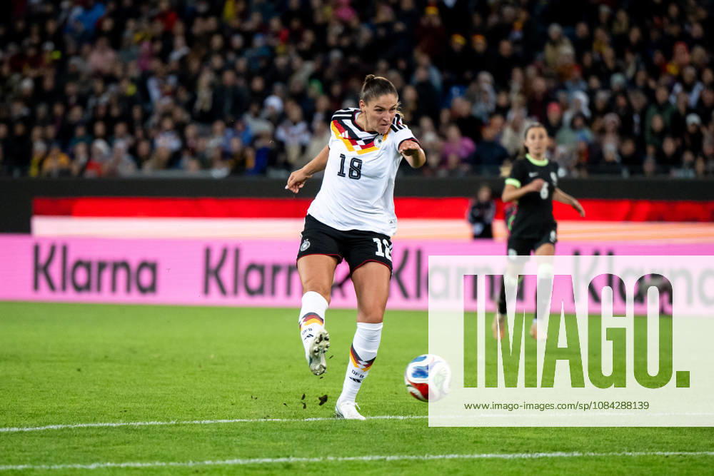GER, Fussball, Frauen, Länderspiel, Karlsruhe, Deutschland vs. Australien Melissa Kössler ( Deutschland. 18 ) am Ball trifft das Tor zum 2:0 Karlsruhe BBBank Wildpark Baden-Württemberg Deutschland
