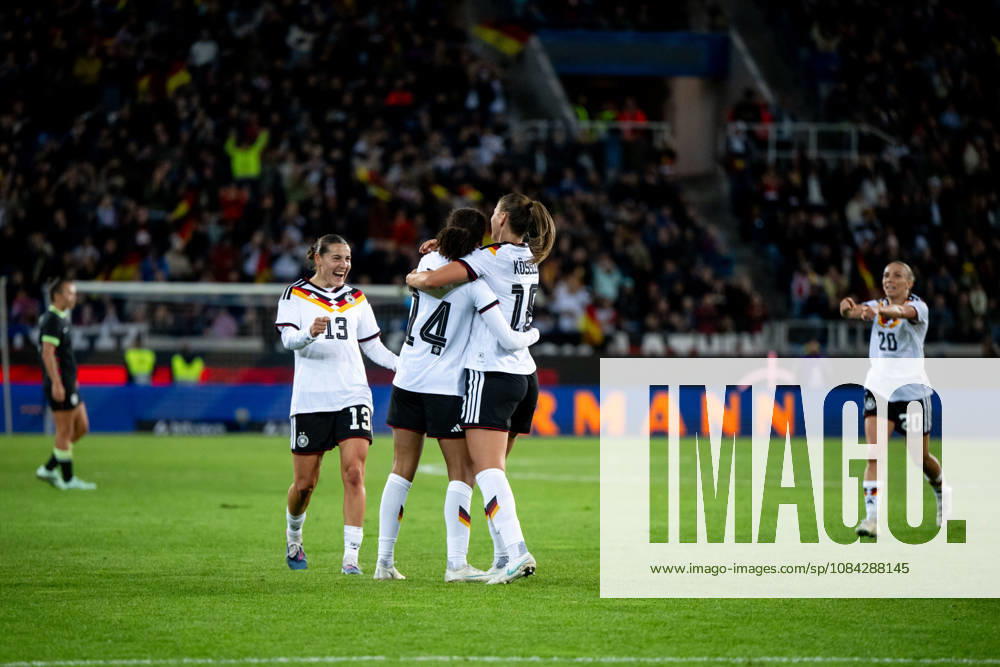 GER, Fussball, Frauen, Länderspiel, Karlsruhe, Deutschland vs. Australien Melissa Kössler ( Deutschland. 18 ), Cora Zicai ( Deutschland, 14 ), Carlotta Wamser ( Deutschland, 13 ) jubeln über das Tor zum 2:0 Karlsruhe BBBank Wildpark Baden-Württemberg Deutschland