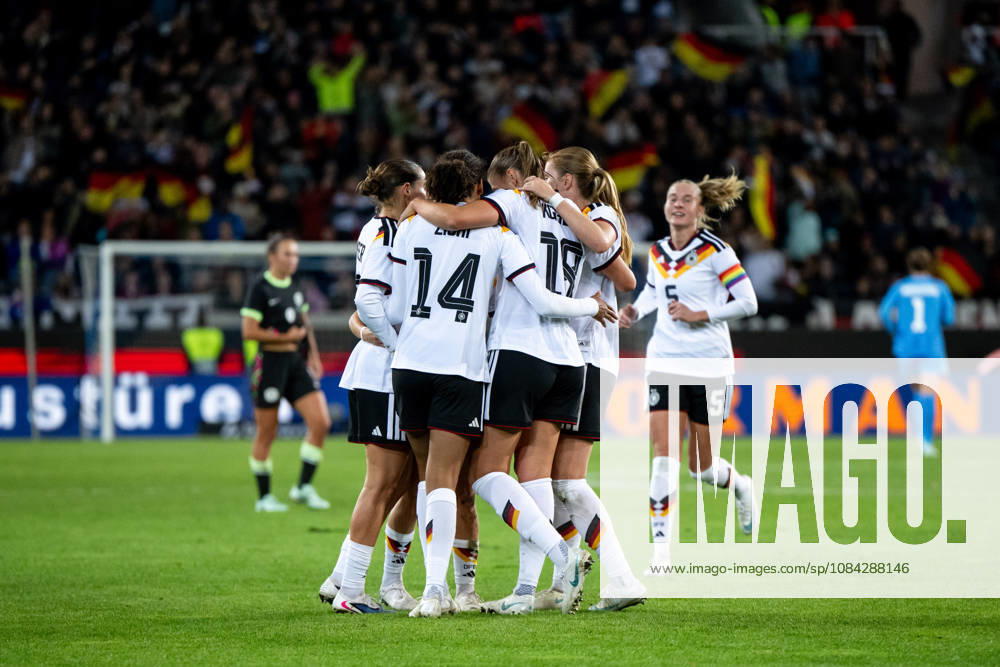 GER, Fussball, Frauen, Länderspiel, Karlsruhe, Deutschland vs. Australien Carlotta Wamser ( Deutschland, 13 ), Cora Zicai ( Deutschland, 14 ), Melissa Kössler ( Deutschland. 18 ), Janina Minge ( Deutschland, 5 ) und Team jubeln über das Tor zum 2:0 Karlsruhe BBBank Wildpark Baden-Württemberg Deutschland
