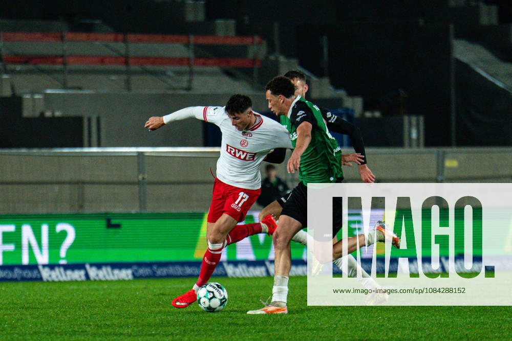 3. Liga, 8. Spieltag, SC Preußen Münster vs. Rot-Weiss Essen im LVM-Preußenstadion. Semir Telalovic (Essen) wird zurückgehalten WICHTIGER HINWEIS: Gemäß den Vorgaben des DFB und der DFL ist es untersagt, in dem Stadion und oder vom Spiel angefertigte Fotoaufnahmen in Form von Sequenzbildern und oder videoähnlichen Fotostrecken zu verwerten bzw. verwerten zu lassen.