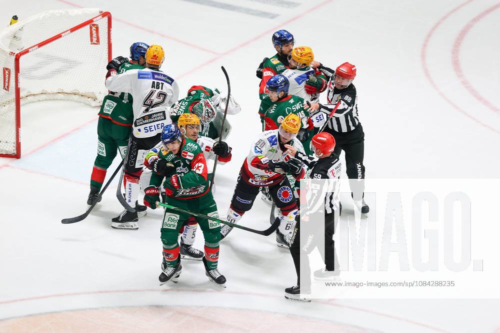 Rangelei zwischen den Spieleren, Augsburger Panther vs. Fischtown Pinguins, 7. Spieltag, Eishockey, Penny-DEL, 09.10.2026 Augsburg Bayern Deutschland