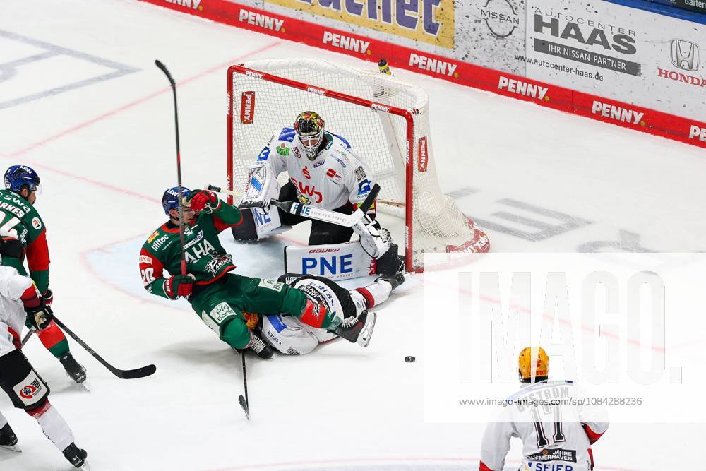 Im Zweikampf, Aktion, mit Philipp Krauss 20 (Augsburger Panther), Torwart Kristers Gudlevskis (Fischtown Pinguins 30), Augsburger Panther vs. Fischtown Pinguins, 7. Spieltag, Eishockey, Penny-DEL, 09.10.2026 Augsburg Bayern Deutschland