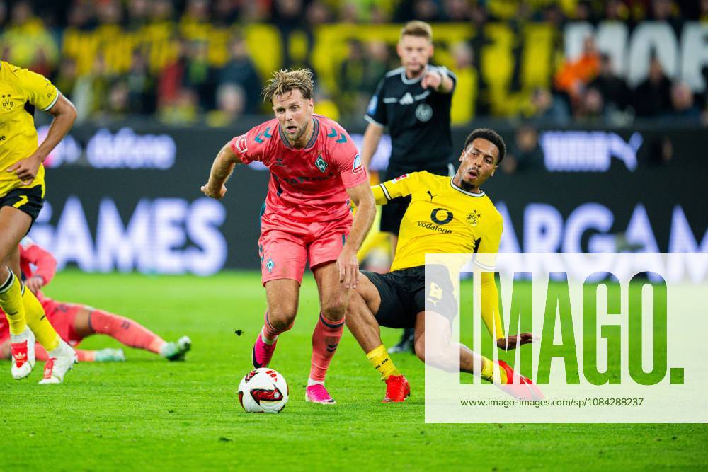 Fußball, 2026 2027, 1. Bundesliga, 7. Spieltag, Borussia Dortmund - SV Werder Bremen: (L-R) Niclas Füllkrug (Bremen), Felix Nmecha (Dortmund) DFL REGULATIONS PROHIBIT ANY USE OF PHOTOGRAPHS AS IMAGE SEQUENCES AND OR QUASI-VIDEO.