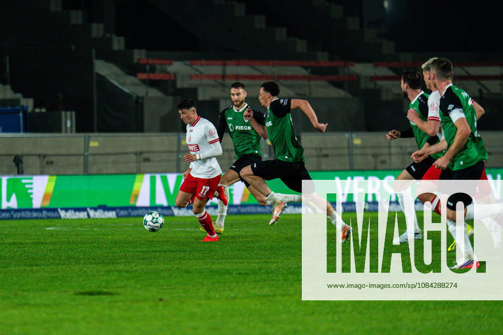 3. Liga, 8. Spieltag, SC Preußen Münster vs. Rot-Weiss Essen im LVM-Preußenstadion. Semir Telalovic (Essen) am Ball gegen Verteidiger WICHTIGER HINWEIS: Gemäß den Vorgaben des DFB und der DFL ist es untersagt, in dem Stadion und oder vom Spiel angefertigte Fotoaufnahmen in Form von Sequenzbildern und oder videoähnlichen Fotostrecken zu verwerten bzw. verwerten zu lassen.