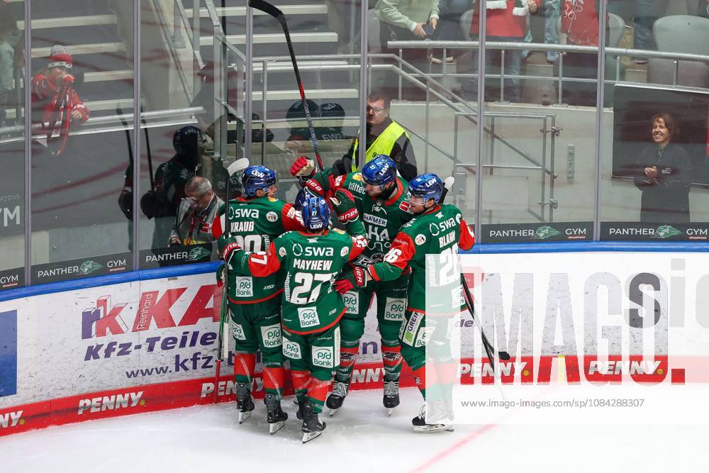 Die Mannschaft freut sich ueber das Tor von D.J. Busdeker 14 (Augsburger Panther) zum 1:0, Augsburger Panther vs. Fischtown Pinguins, 7. Spieltag, Eishockey, Penny-DEL, 09.10.2026 Augsburg Bayern Deutschland