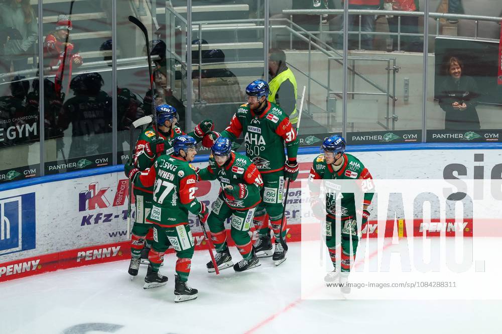 Die Mannschaft freut sich ueber das Tor von D.J. Busdeker 14 (Augsburger Panther) zum 1:0, Augsburger Panther vs. Fischtown Pinguins, 7. Spieltag, Eishockey, Penny-DEL, 09.10.2026 Augsburg Bayern Deutschland