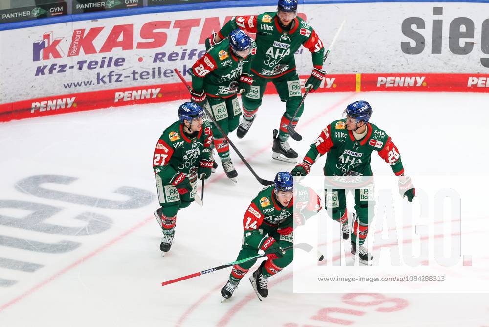 Die Mannschaft freut sich ueber das Tor von D.J. Busdeker 14 (Augsburger Panther) zum 1:0, Augsburger Panther vs. Fischtown Pinguins, 7. Spieltag, Eishockey, Penny-DEL, 09.10.2026 Augsburg Bayern Deutschland