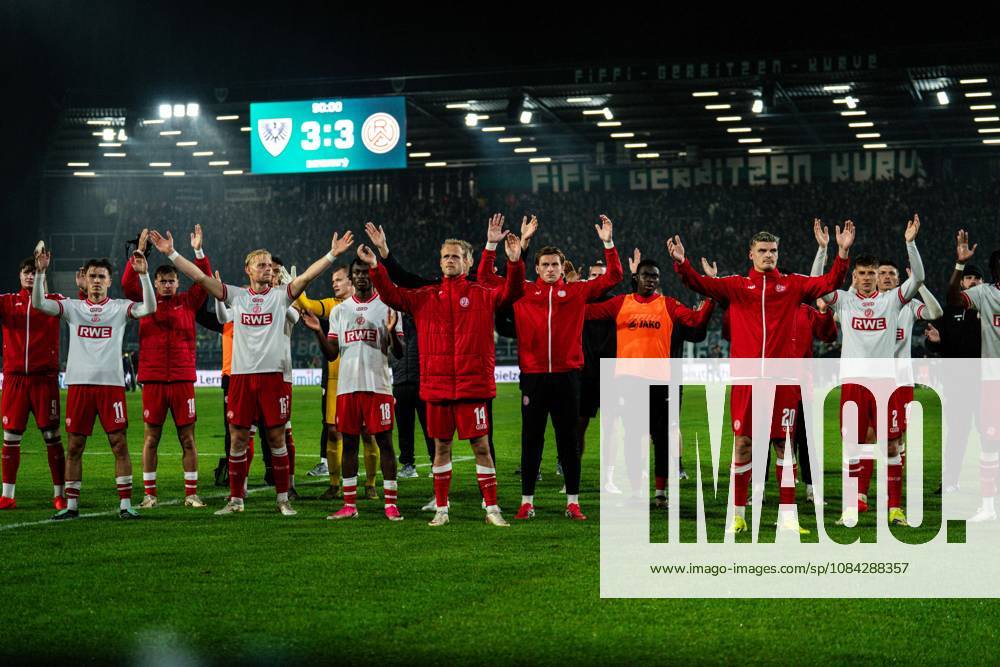 3. Liga, 8. Spieltag, SC Preußen Münster vs. Rot-Weiss Essen im LVM-Preußenstadion. Rot Weiss Essen vor der Kurve WICHTIGER HINWEIS: Gemäß den Vorgaben des DFB und der DFL ist es untersagt, in dem Stadion und oder vom Spiel angefertigte Fotoaufnahmen in Form von Sequenzbildern und oder videoähnlichen Fotostrecken zu verwerten bzw. verwerten zu lassen.
