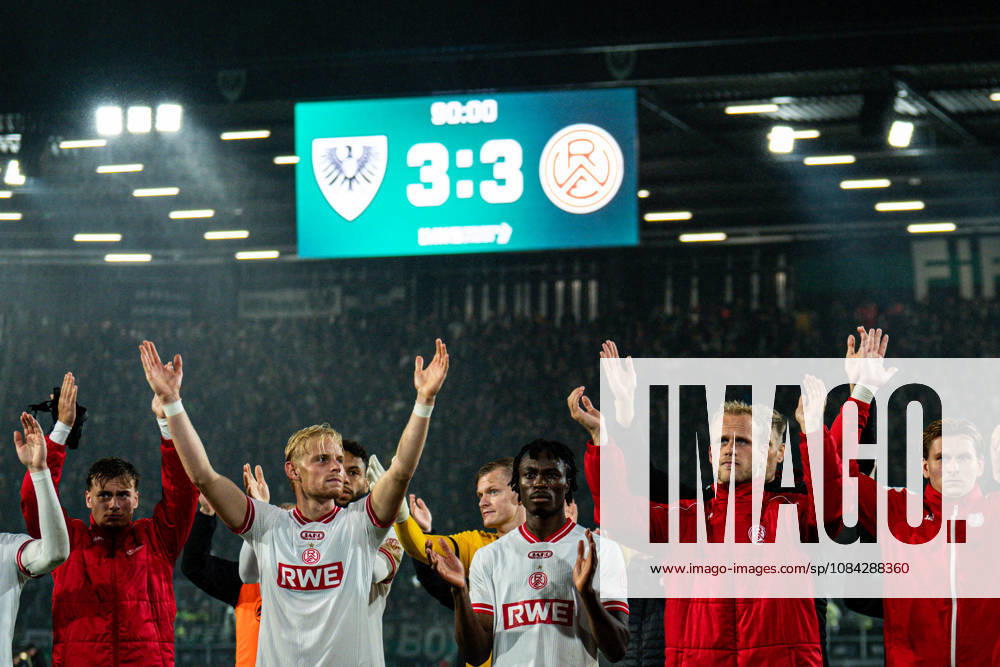 3. Liga, 8. Spieltag, SC Preußen Münster vs. Rot-Weiss Essen im LVM-Preußenstadion. Rot Weiss Essen vor der Kurve WICHTIGER HINWEIS: Gemäß den Vorgaben des DFB und der DFL ist es untersagt, in dem Stadion und oder vom Spiel angefertigte Fotoaufnahmen in Form von Sequenzbildern und oder videoähnlichen Fotostrecken zu verwerten bzw. verwerten zu lassen.