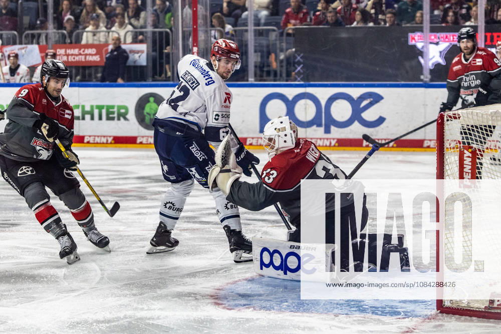 Thomas Schemitsch (Schwenninger Wild Wings, 62) vs Nico Wiens (Koelner Haie, 33), Maximilian Kammerer (Koelner Haie, 09) Koelner Haie vs. Schwenninger Wild Wings, Eishockey, Penny DEL, Spieltag 07, 2026 2027, 09.10.2026 Koelner Haie vs. Schwenninger Wild Wings, Eishockey, Penny DEL, Spieltag 07, 2026 2027, 09.10.2026 Koeln