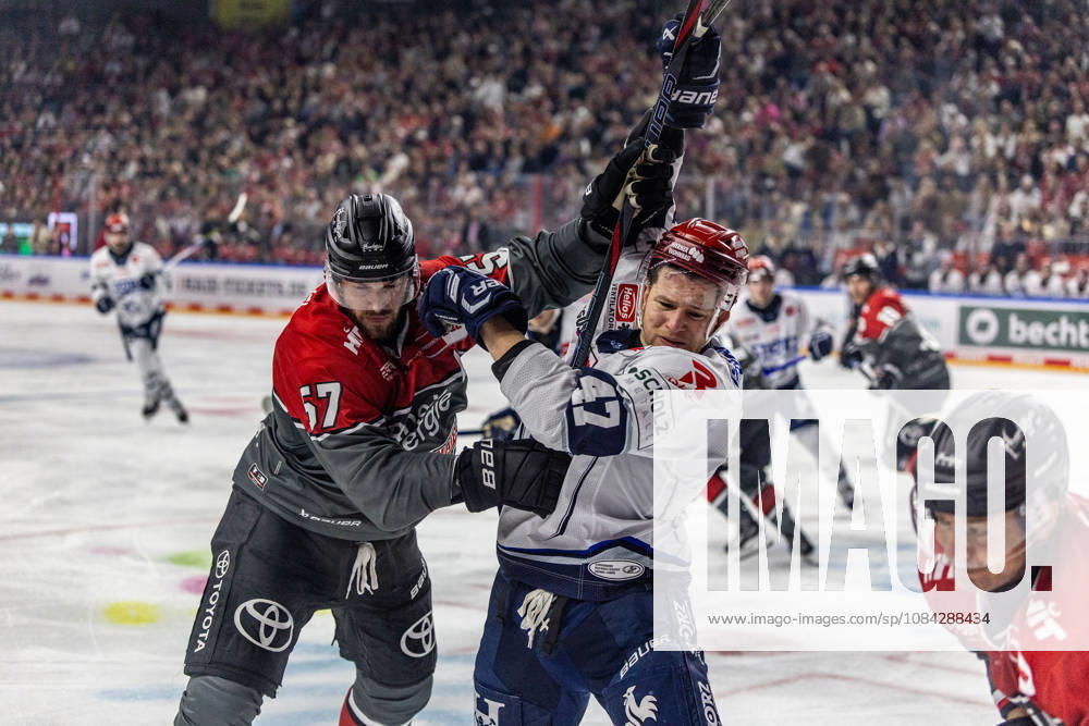 Alexander Karachun (Schwenninger Wild Wings, 47) verzieht das Gesicht im Zweikampf mit Brady Austin (Koelner Haie, 57) Koelner Haie vs. Schwenninger Wild Wings, Eishockey, Penny DEL, Spieltag 07, 2026 2027, 09.10.2026 Koelner Haie vs. Schwenninger Wild Wings, Eishockey, Penny DEL, Spieltag 07, 2026 2027, 09.10.2026 Koeln