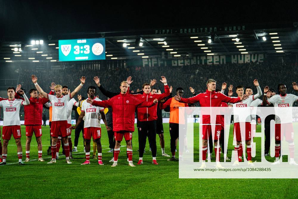 3. Liga, 8. Spieltag, SC Preußen Münster vs. Rot-Weiss Essen im LVM-Preußenstadion. Mannschaft Essen vor der Kurve WICHTIGER HINWEIS: Gemäß den Vorgaben des DFB und der DFL ist es untersagt, in dem Stadion und oder vom Spiel angefertigte Fotoaufnahmen in Form von Sequenzbildern und oder videoähnlichen Fotostrecken zu verwerten bzw. verwerten zu lassen.