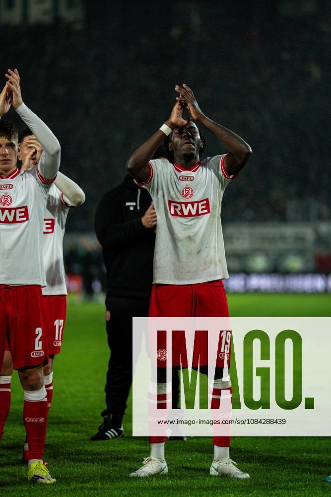 3. Liga, 8. Spieltag, SC Preußen Münster vs. Rot-Weiss Essen im LVM-Preußenstadion. Franci Bouebari (Essen) Hände klatschen WICHTIGER HINWEIS: Gemäß den Vorgaben des DFB und der DFL ist es untersagt, in dem Stadion und oder vom Spiel angefertigte Fotoaufnahmen in Form von Sequenzbildern und oder videoähnlichen Fotostrecken zu verwerten bzw. verwerten zu lassen.