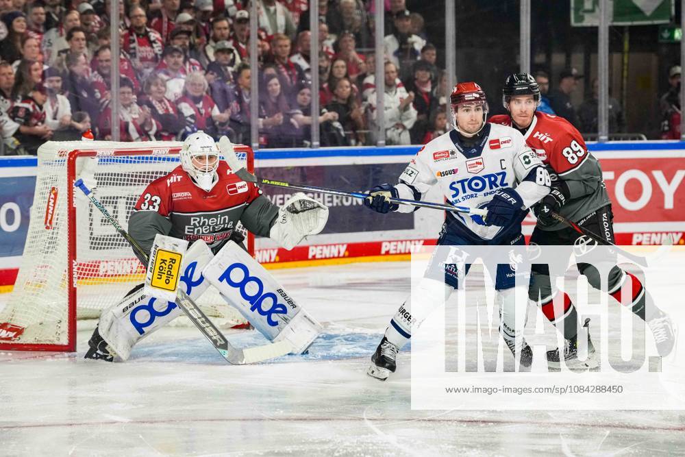 Eishockey Penny-DEL 7.Spieltag Kölner Haie - Schwenninger Wild Wings am 09.10.2026 in der Lanxess Arena in Köln Nico Wiens ( Köln ), links - Kyle Platzer ( Schwenningen ), mitte - Gregor MacLeod ( Köln ), rechts Gemäß den Vorgaben der DEL Deutsche Eishockey Liga ist die Publikation und Weiterverwertung der Aufnahmen in elektronischen Medien und Endgeräten aller Art während des laufenden Spiels nicht zulässig.