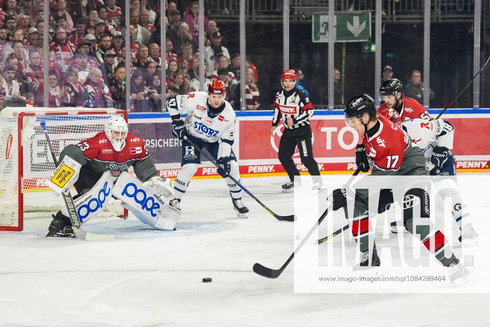 Eishockey Penny-DEL 7.Spieltag Kölner Haie - Schwenninger Wild Wings am 09.10.2026 in der Lanxess Arena in Köln Nico Wiens ( Köln ), links - Alexander Karachun ( Schwenningen ), mitte - Jan Luca Sennhenn ( Köln ), rechts Gemäß den Vorgaben der DEL Deutsche Eishockey Liga ist die Publikation und Weiterverwertung der Aufnahmen in elektronischen Medien und Endgeräten aller Art während des laufenden Spiels nicht zulässig.