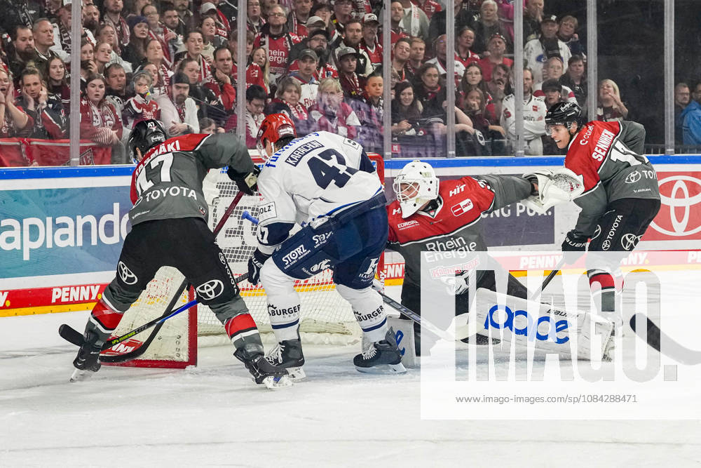 Eishockey Penny-DEL 7.Spieltag Kölner Haie - Schwenninger Wild Wings am 09.10.2026 in der Lanxess Arena in Köln v.l.n.r. , Veli-Matti Vittasmäki ( Köln ), Alexander Karachun ( Schwenningen ), Nico Wiens ( Köln ), Jan Luca Sennhenn ( Köln ) Gemäß den Vorgaben der DEL Deutsche Eishockey Liga ist die Publikation und Weiterverwertung der Aufnahmen in elektronischen Medien und Endgeräten aller Art während des laufenden Spiels nicht zulässig.