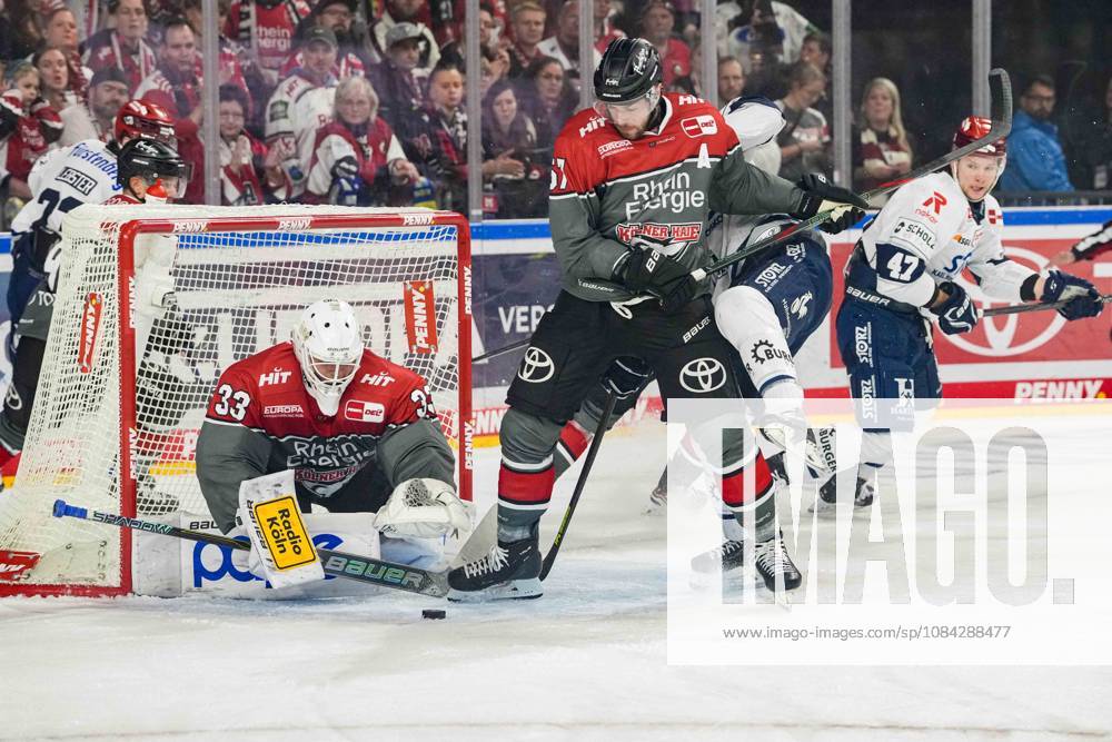 Eishockey Penny-DEL 7.Spieltag Kölner Haie - Schwenninger Wild Wings am 09.10.2026 in der Lanxess Arena in Köln Nico Wiens ( Köln ), links - Brady Austin ( Köln ), rechts Gemäß den Vorgaben der DEL Deutsche Eishockey Liga ist die Publikation und Weiterverwertung der Aufnahmen in elektronischen Medien und Endgeräten aller Art während des laufenden Spiels nicht zulässig.