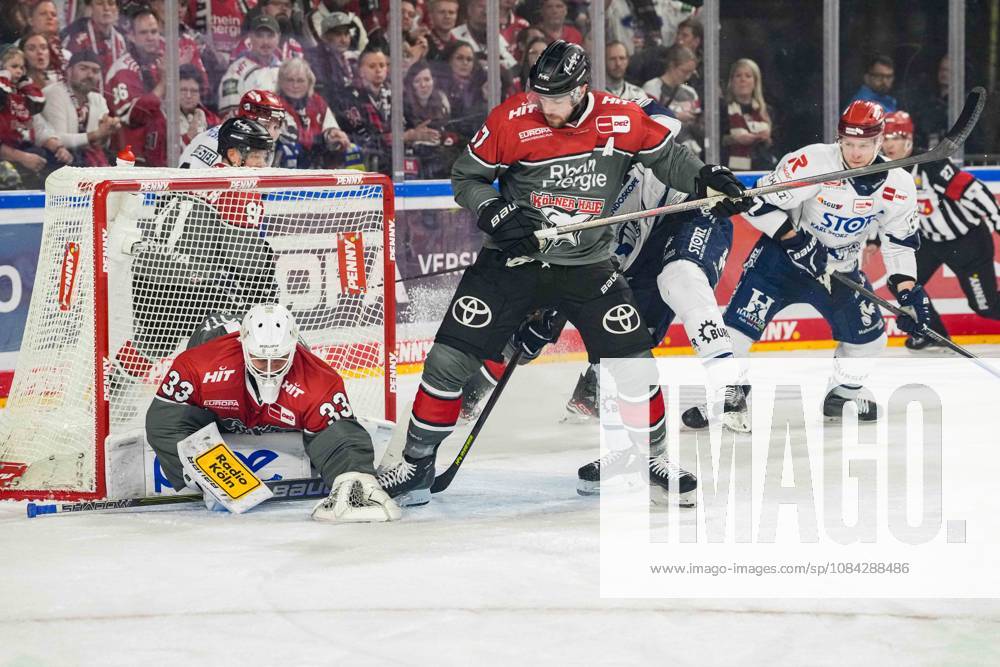 Eishockey Penny-DEL 7.Spieltag Kölner Haie - Schwenninger Wild Wings am 09.10.2026 in der Lanxess Arena in Köln Nico Wiens ( Köln ), links - Brady Austin ( Köln ), mitte - Alexander Karachun ( Schwenningen ), rechts Gemäß den Vorgaben der DEL Deutsche Eishockey Liga ist die Publikation und Weiterverwertung der Aufnahmen in elektronischen Medien und Endgeräten aller Art während des laufenden Spiels nicht zulässig.