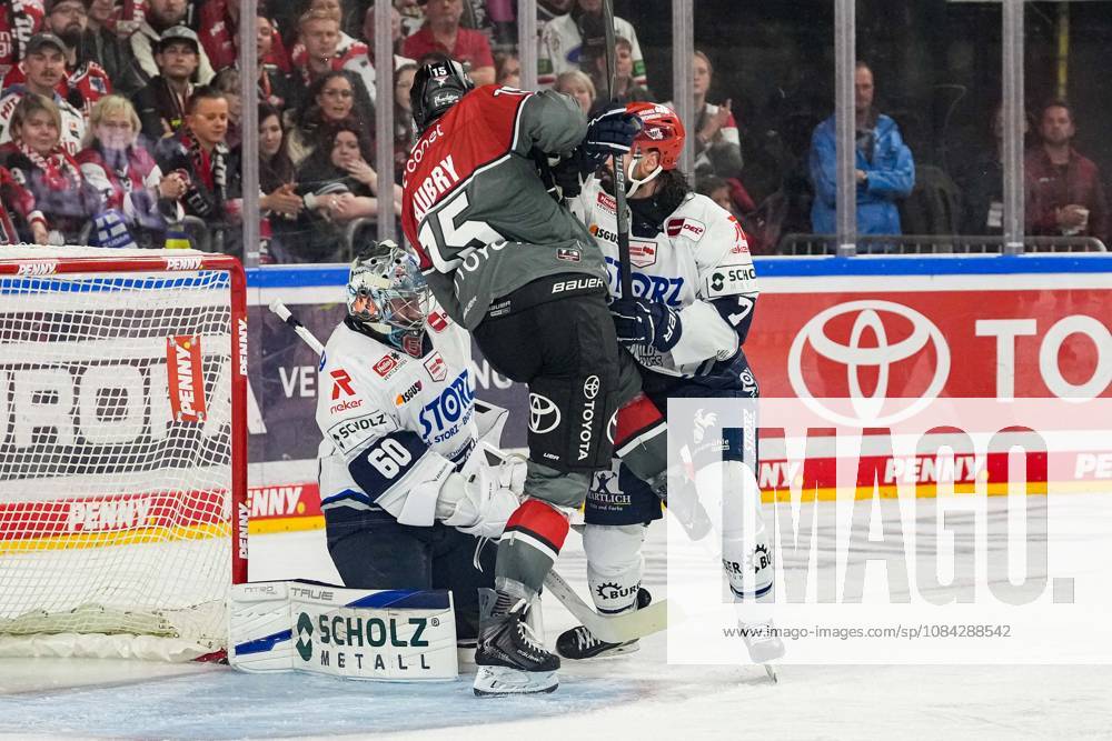Eishockey Penny-DEL 7.Spieltag Kölner Haie - Schwenninger Wild Wings am 09.10.2026 in der Lanxess Arena in Köln Joacim Eriksson ( Schwenningen ), links - Louis-Marc Aubry ( Köln ), mitte - Dominik Bittner ( Schwenningen ), rechts Gemäß den Vorgaben der DEL Deutsche Eishockey Liga ist die Publikation und Weiterverwertung der Aufnahmen in elektronischen Medien und Endgeräten aller Art während des laufenden Spiels nicht zulässig.