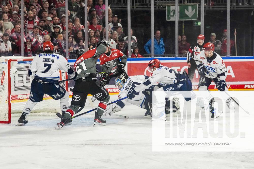 Eishockey Penny-DEL 7.Spieltag Kölner Haie - Schwenninger Wild Wings am 09.10.2026 in der Lanxess Arena in Köln Joacim Eriksson ( Schwenningen ), mitte - hechtet nach der Scheibe um das Gegentor zu verhindern Gemäß den Vorgaben der DEL Deutsche Eishockey Liga ist die Publikation und Weiterverwertung der Aufnahmen in elektronischen Medien und Endgeräten aller Art während des laufenden Spiels nicht zulässig.